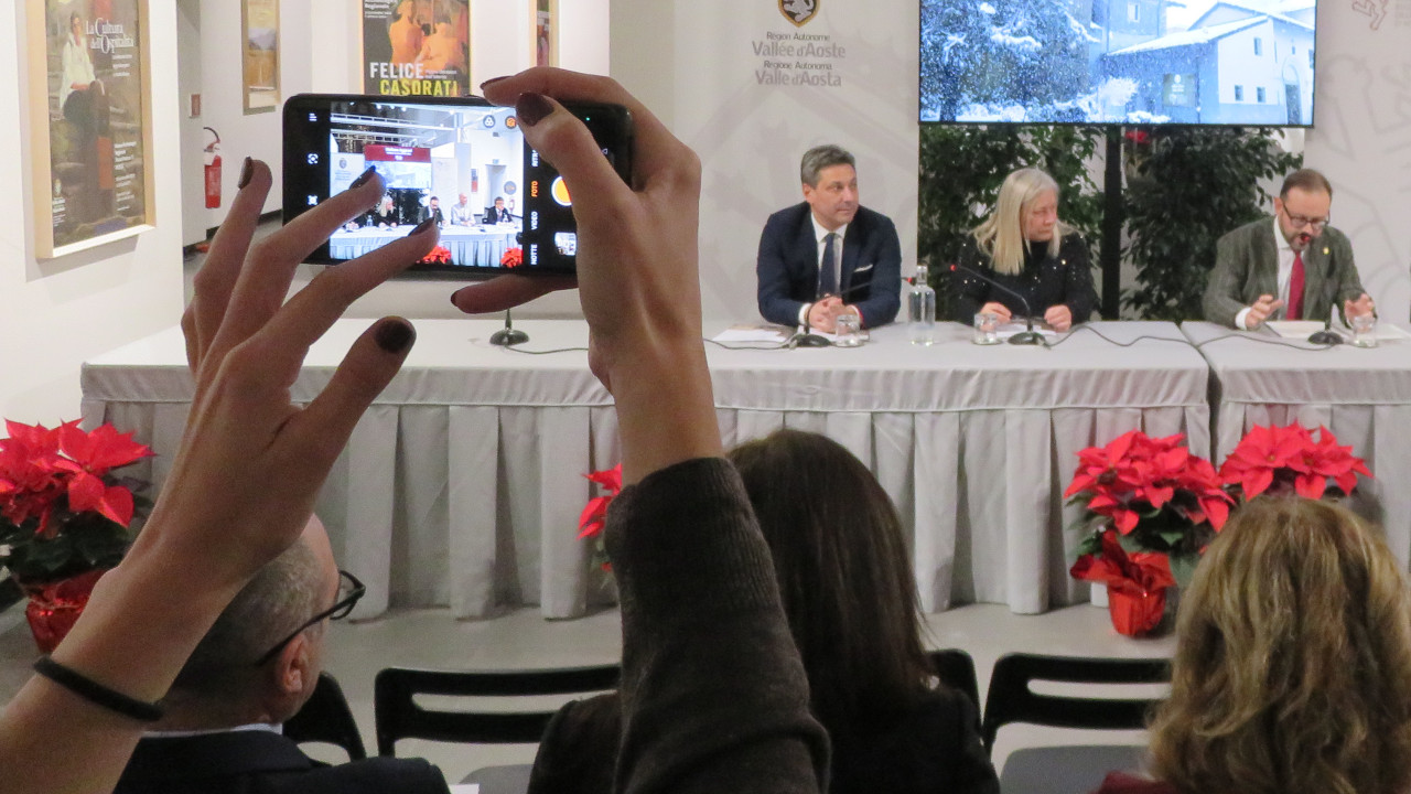 Martina Praz fotografa l'Ufficio di Presidenza del Consiglio Valle