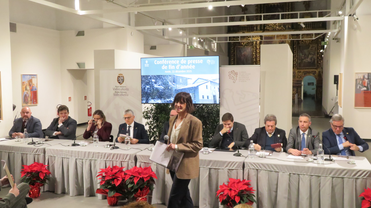 SILVIA CARREL E MARTINA PRAZ CONFERMATE ALL’UFFICIO STAMPA DEL CONSIGLIO VALLE 2 Cristina Deffeyes mentre conclude la Conferenza stampa di fine anno della Giunta regionale