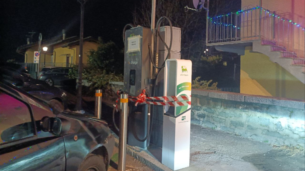 SAINT-VINCENT: BILANCIO 2026 DA 15 MILIONI, STOP AI PARCHEGGI GRATIS PER LE BEV 1 La nuova colonnina di ricarica per auto elettriche in piazza del mercato a Saint-Vincent