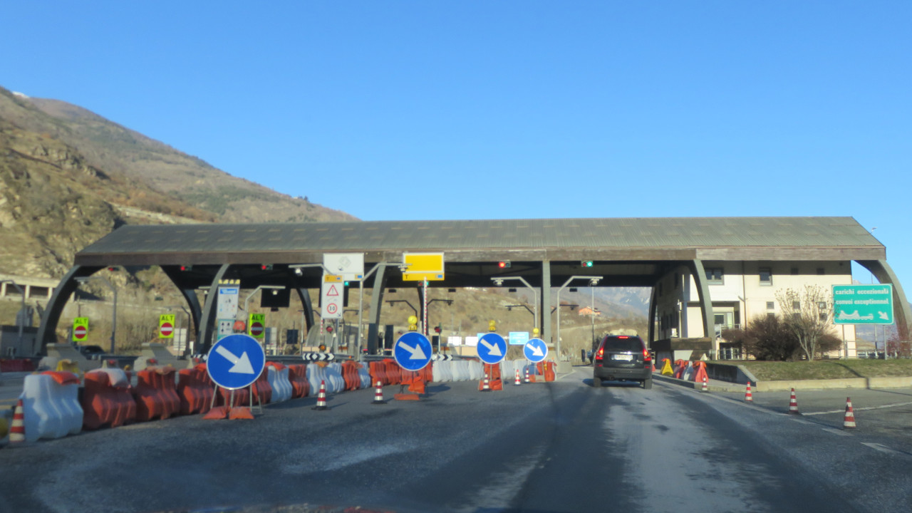 DAL 1° GENNAIO 2026 PEDAGGI PIÙ CARI ANCHE SULL'AUTOSTRADA VALDOSTANA 1 Il casello di Saint-Pierre dell'autostrada A5, dove si trova la sede della 'Rav'