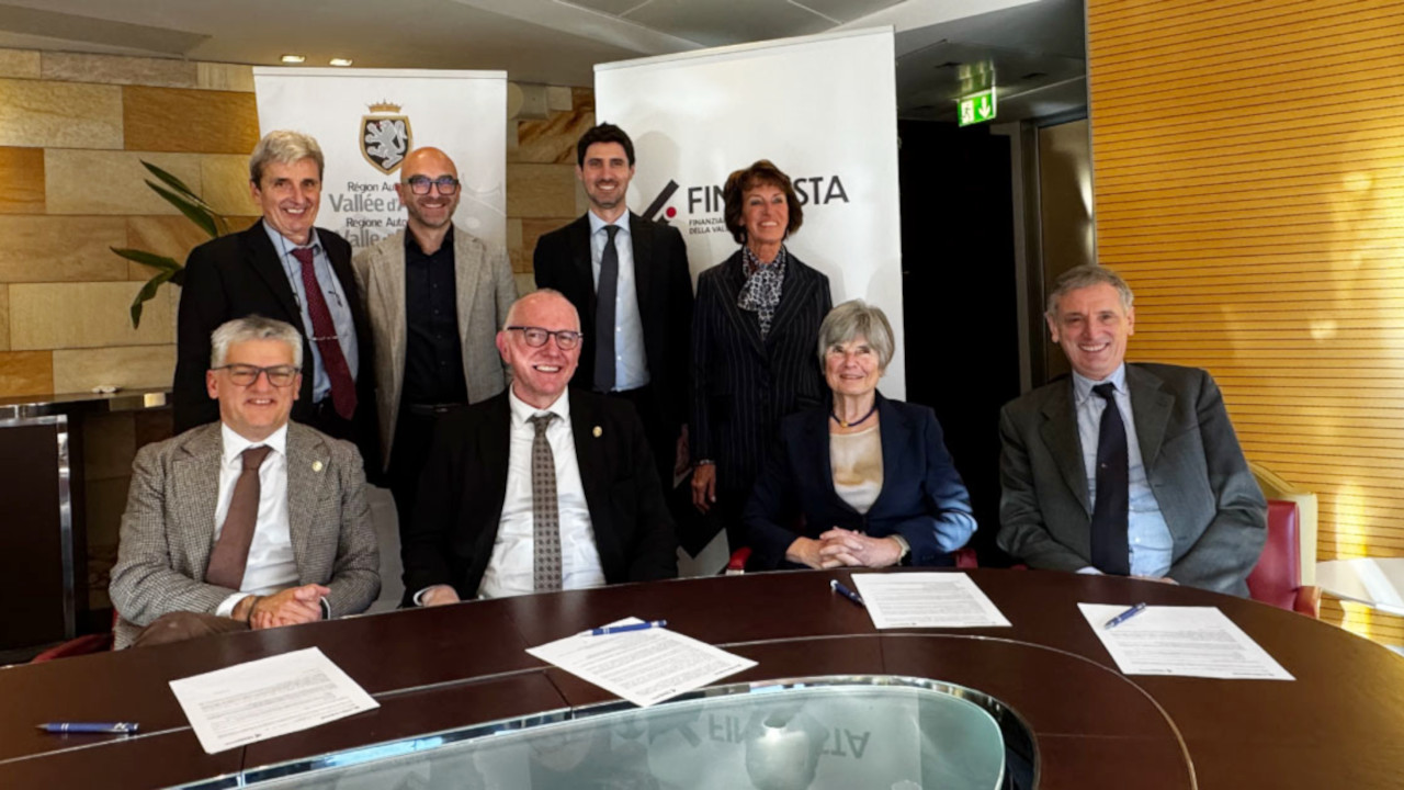 In piedi: Pietro Conti, CEO Bio4Dreams, Herbert Tovagliari, direttore partecipazioni Finaosta , Mattia Sisto, direttore generale Finaosta, ed Elisabetta Borello, fondatrice di Bio4Dreams. Seduti: Luigi Bertschy, assessore regionale allo sviluppo economico, Renzo Testolin, presidente della Regione, Laura Ferro, presidente Bio4Dreams e Marco Linty, presidente Finaosta