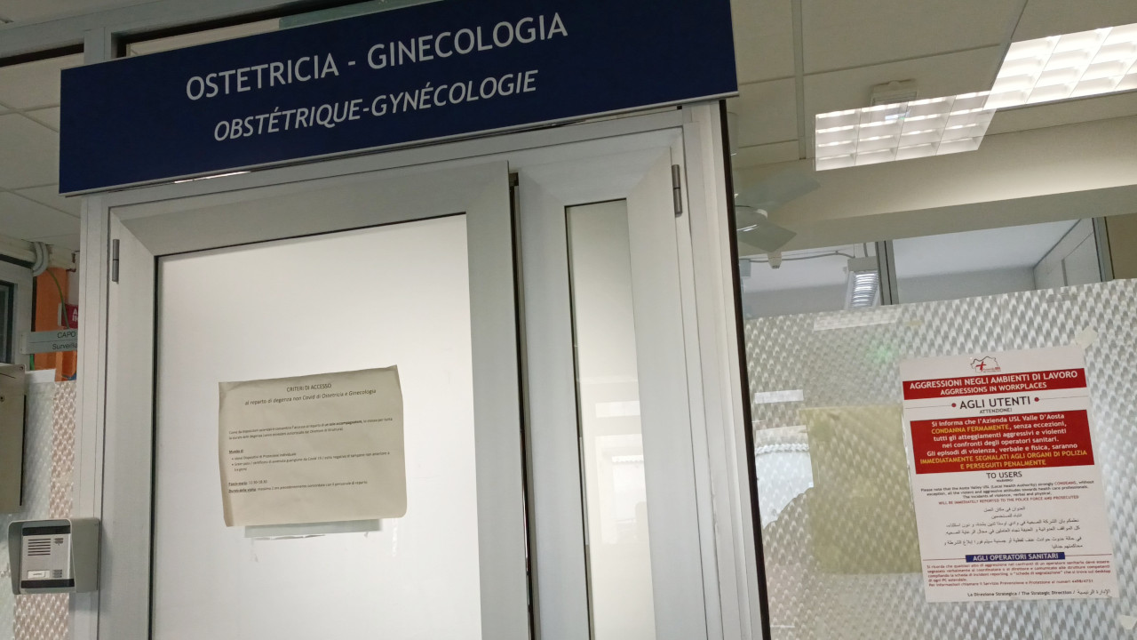 L'ingresso del reparto di ostetricia e ginecologia dell'ospedale 'Beauregard' di Aosta