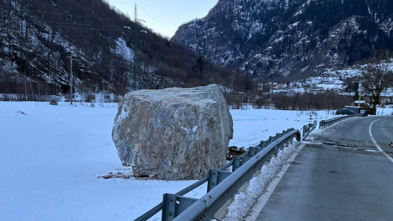 Il masso da 100 mc caduto sulla sr 44