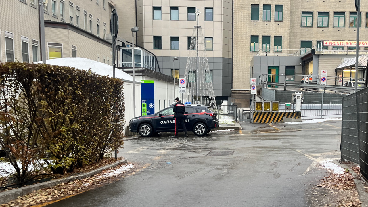 Un carabiniere all'ospedale di Aosta durante la degenza di Antonio Graziano