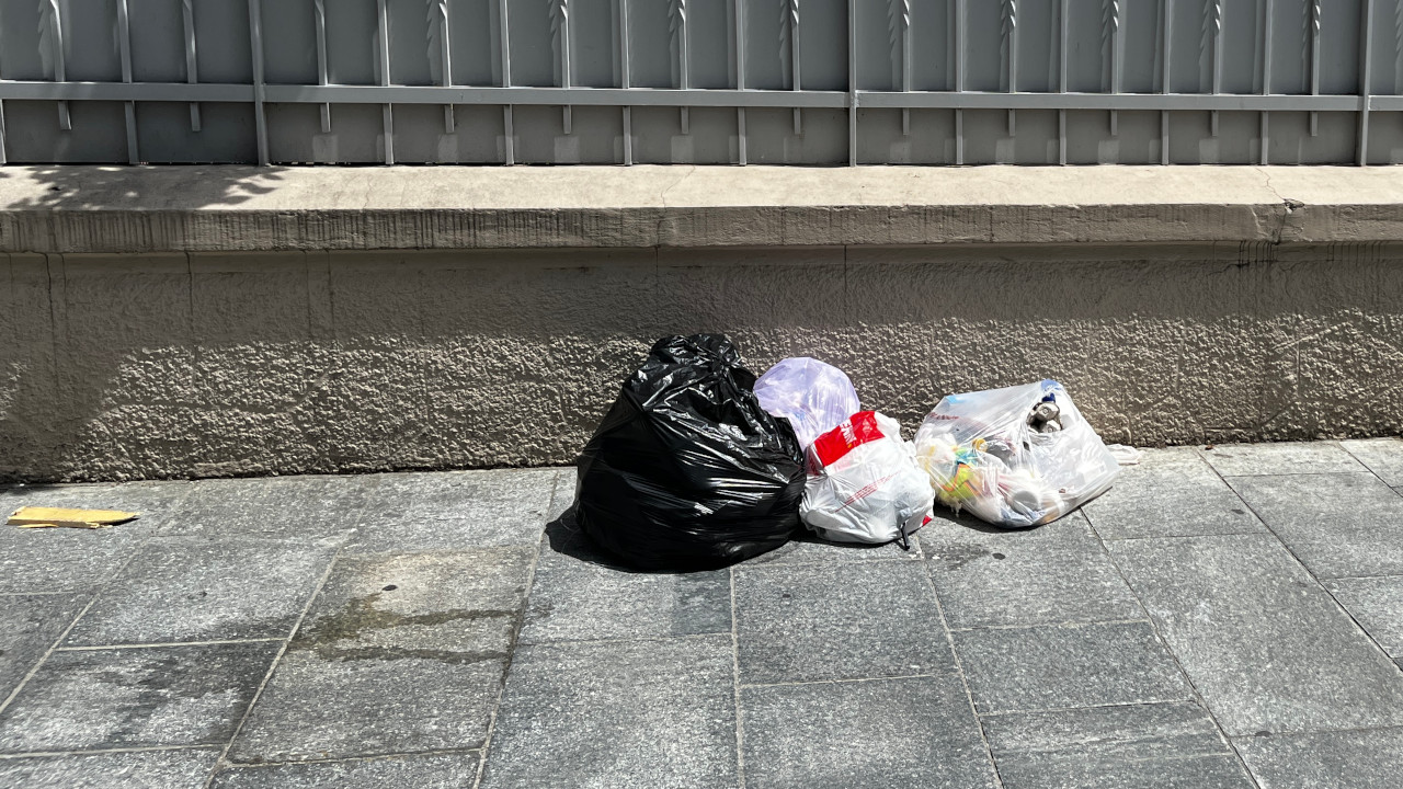 Rifiuti abbandonati su un marciapiede ad Aosta