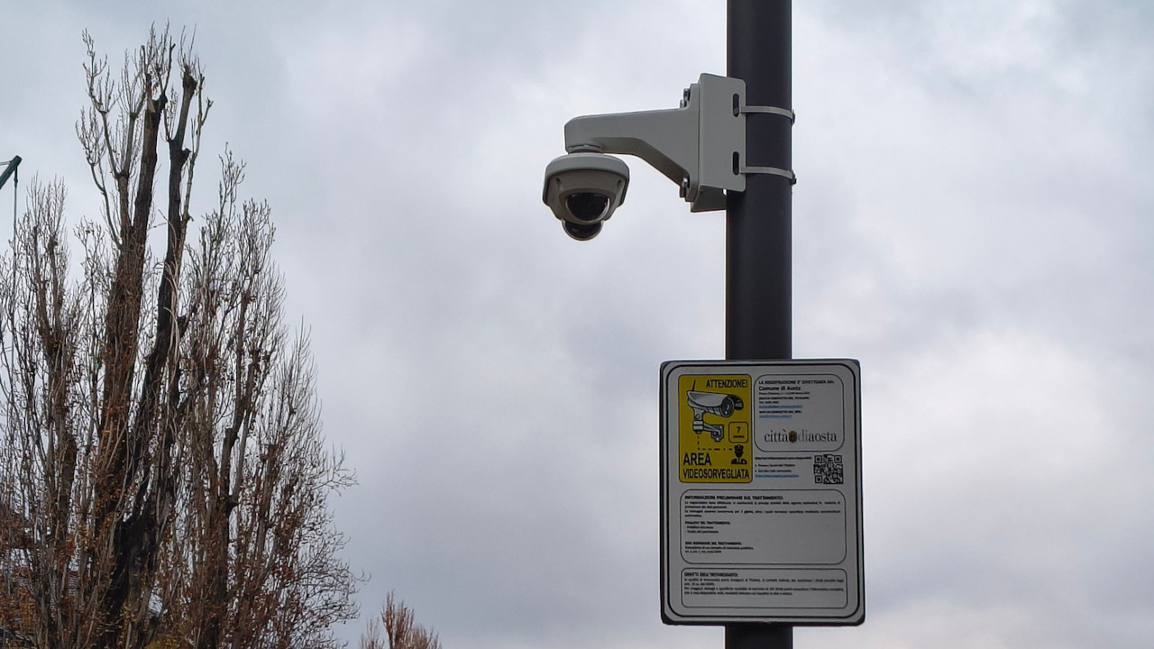 Una telecamera di videosorveglianza all'autostazione di Aosta