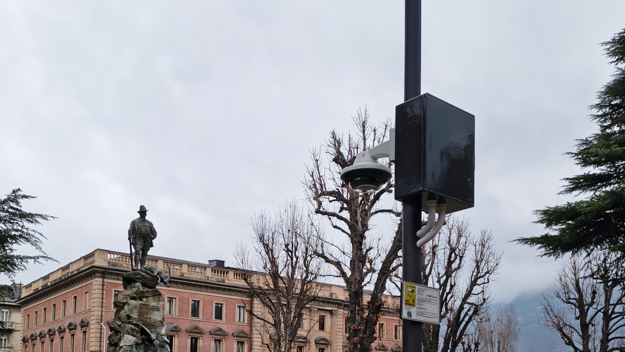 Una delle nuove telecamere ai giardini Lussu di Aosta