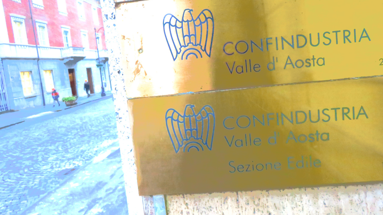 Le targhe della sede di Aosta di Confindustria VdA