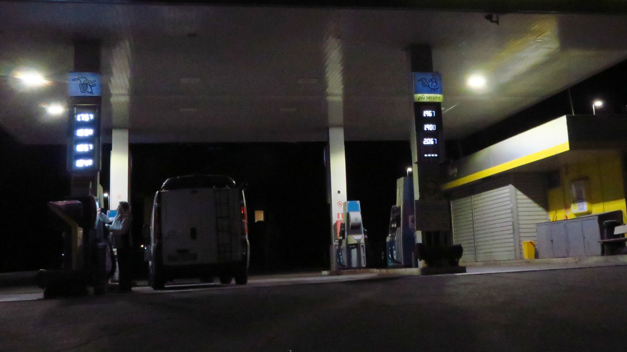 GASOLIO PIÙ CARO DELLA BENZINA, IN VALLE LA STRETTA SULLE ACCISE RILANCIA L’ELETTRICO 2 Un distributore di carburanti a Morgex