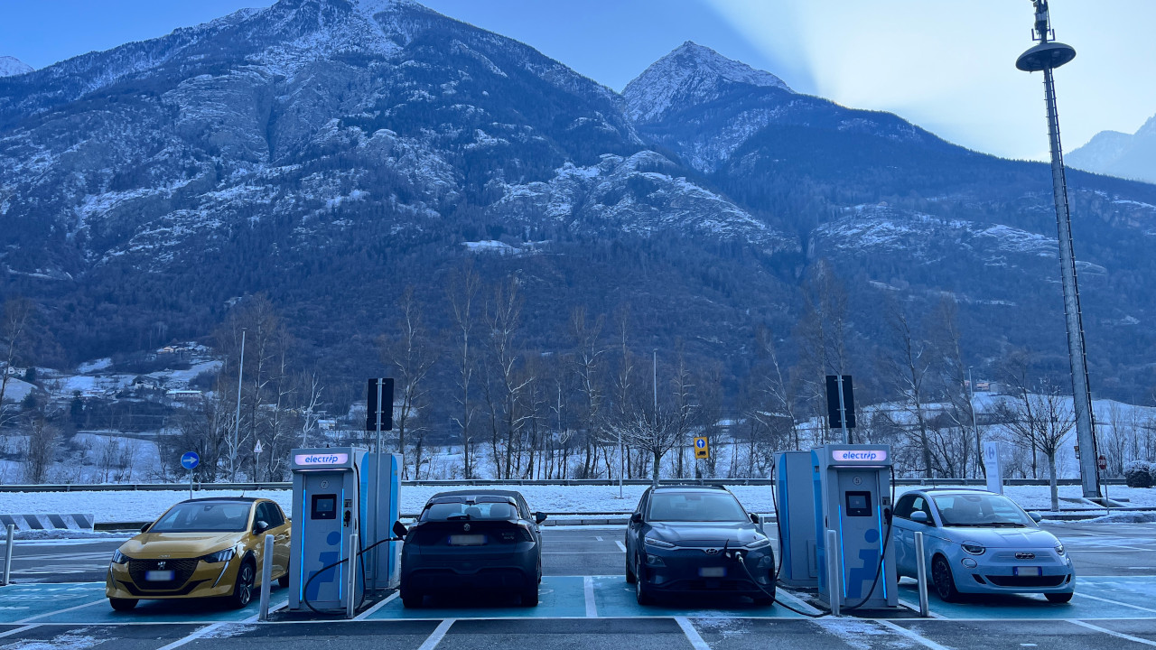 GASOLIO PIÙ CARO DELLA BENZINA, IN VALLE LA STRETTA SULLE ACCISE RILANCIA L’ELETTRICO 3 Auto elettriche in ricarica a Pollein