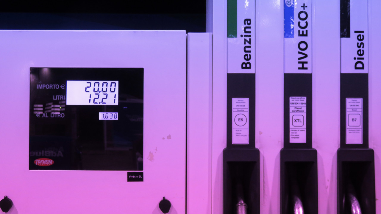 GASOLIO PIÙ CARO DELLA BENZINA, IN VALLE LA STRETTA SULLE ACCISE RILANCIA L’ELETTRICO 1 Una pompa di carburanti a Pollein