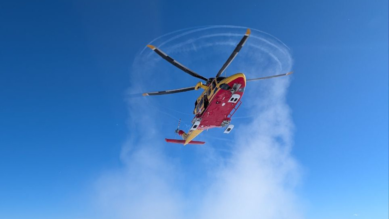 L'elicottero del Soccorso alpino valdostano durante l'intervento a Punta Helbronner