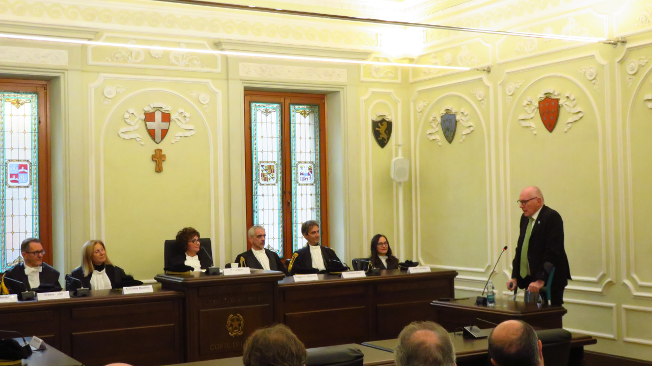 NUOVA AULA PER LE UDIENZE DELLA CORTE DEI CONTI, INAUGURATA A PALAZZO OLLIETTI 2 I magistrati della Corte dei conti ascoltano il presidente della Regione Renzo Testolin