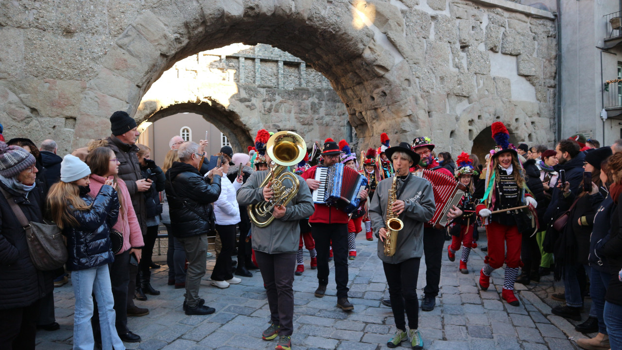 Le Beufon di Courmayeur alla Porta pretoria di Aosta durante i Carnavals de Montagne 2025