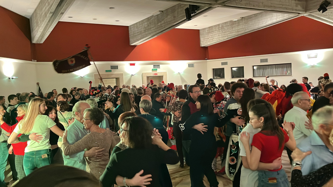 Una delle serate danzanti dei Carnavals de Montagne 2025