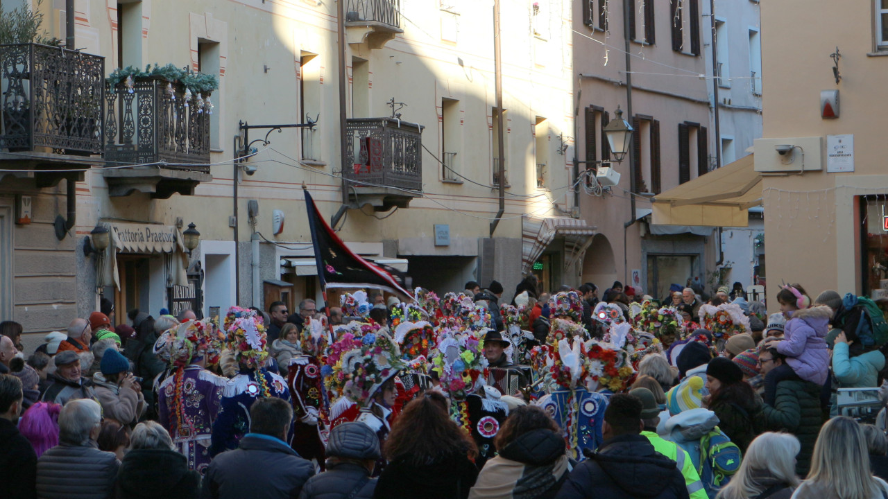 Landzette nel centro di Aosta durante i Carnavals de montagne 2025