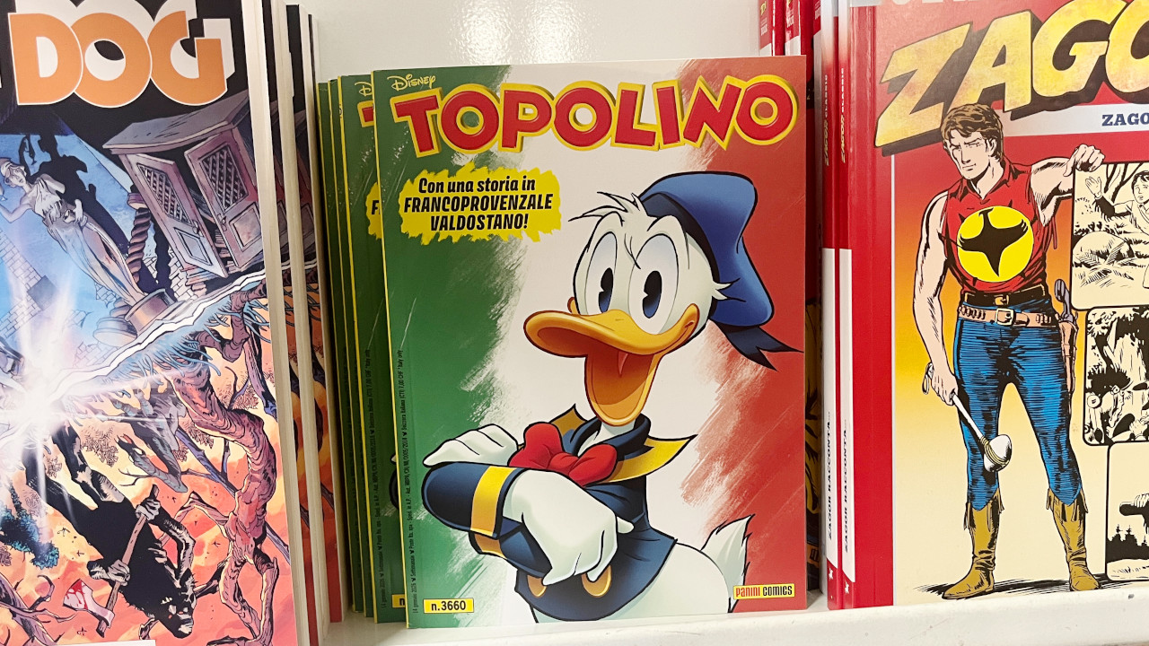 Le ultime copie di 'Topolino' con la storia in francoprovenzale disponibili in una rivendita
