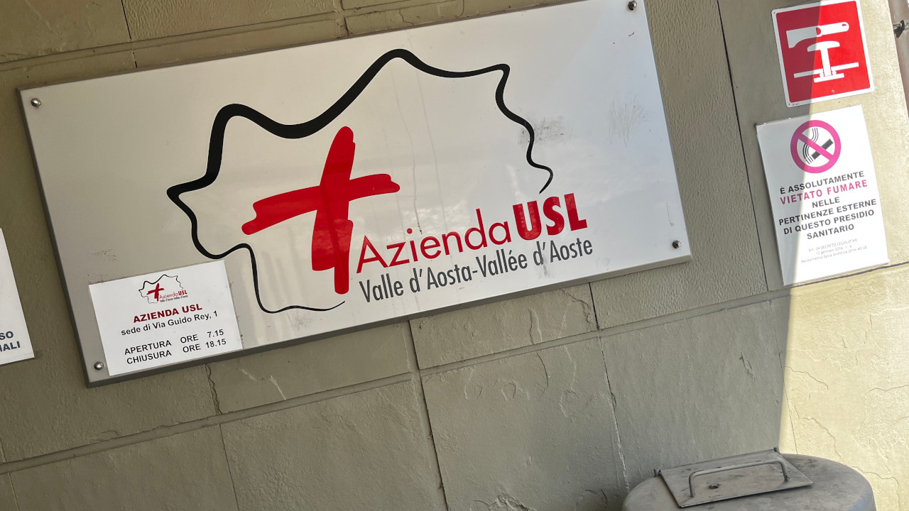 L'insegna della sede dell'Azienda Usl della Valle d'Aosta