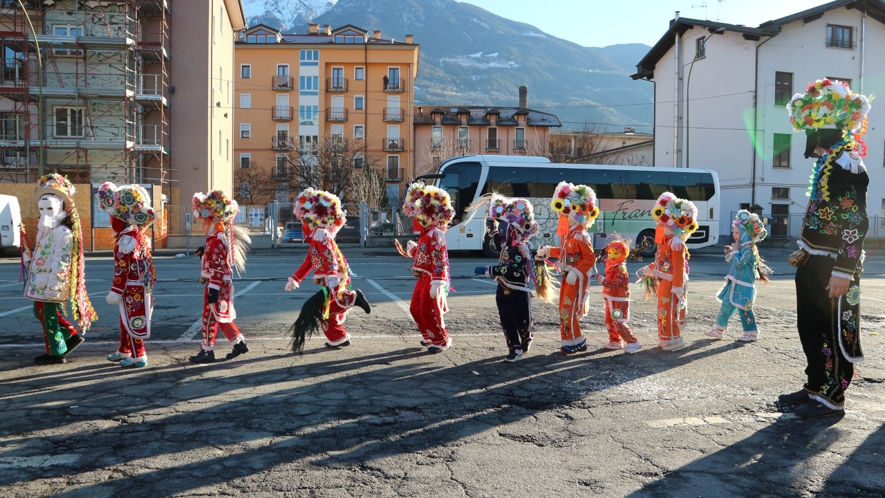 Piccole landzette in fila ai Carnavals de Montagne 2025