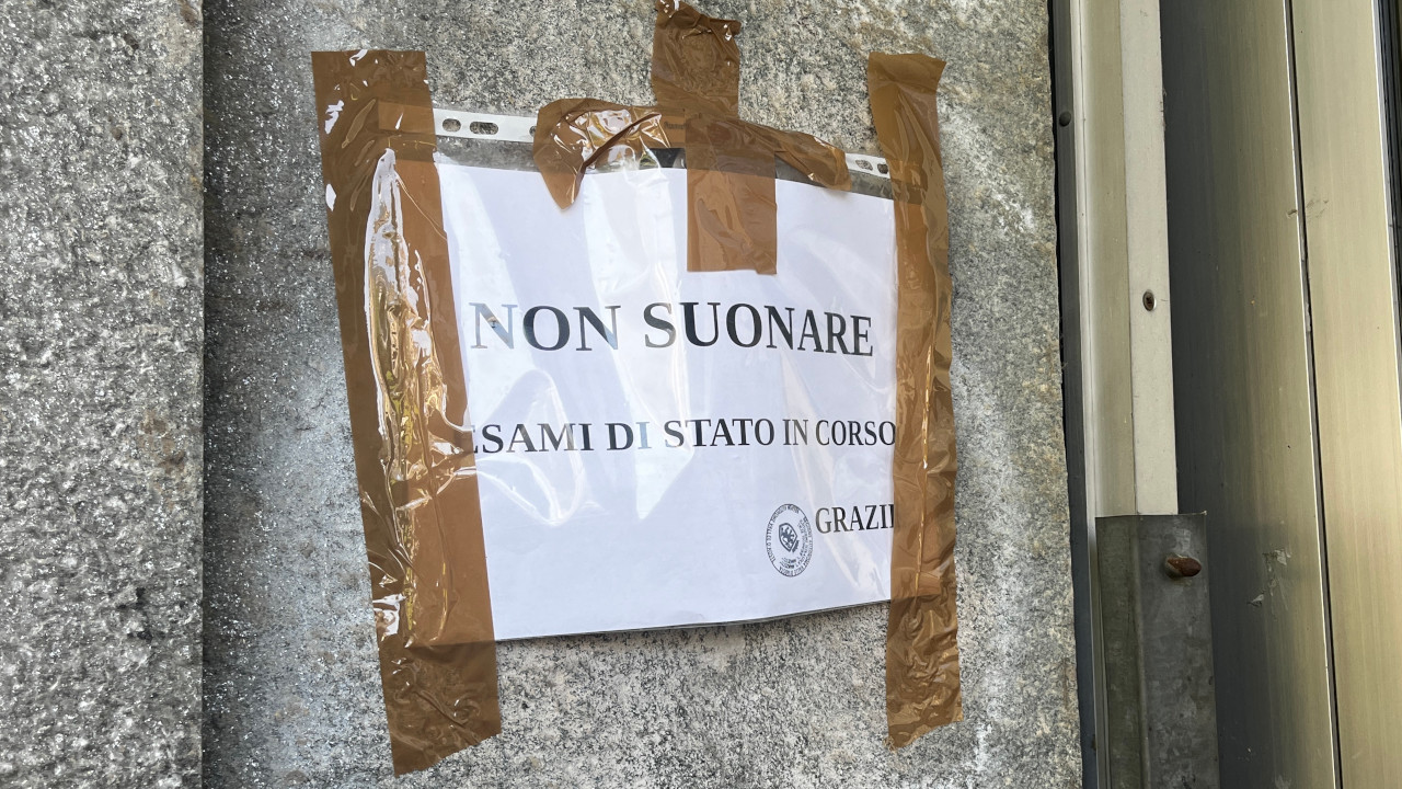 Un cartello di avviso degli esami di maturità