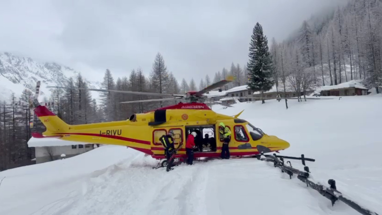 L'elicottero del SAV atterrato in Val Veny