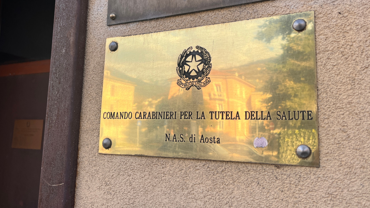 La targa nella sede del NAS di Aosta