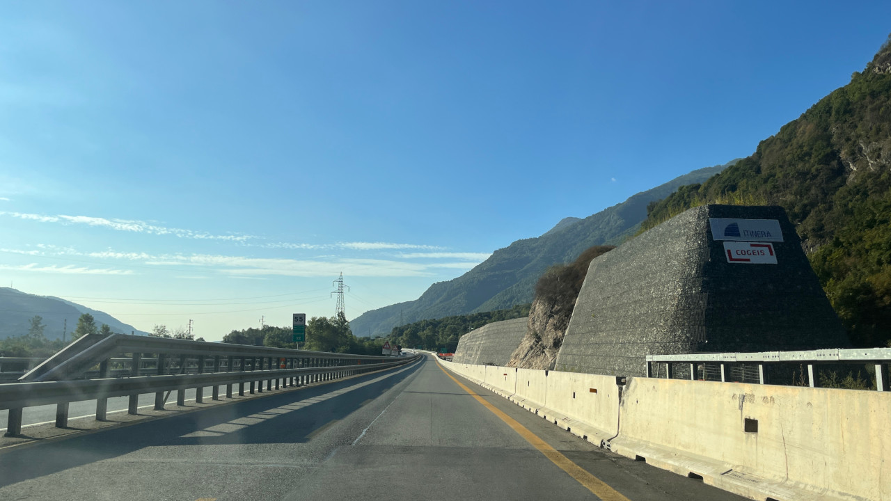 Il vallo di protezione sull'autostrada A5 all'altezza di Quincinetto