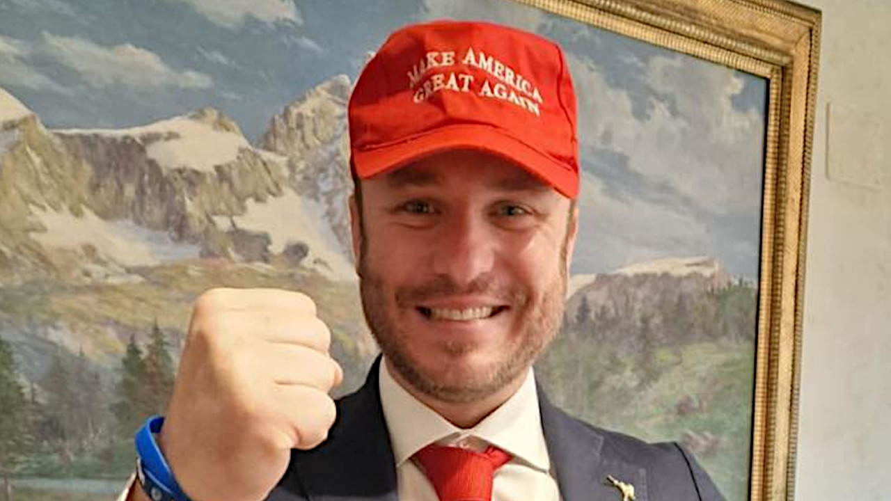 Andrea Manfrin con indosso un capellino MAGA