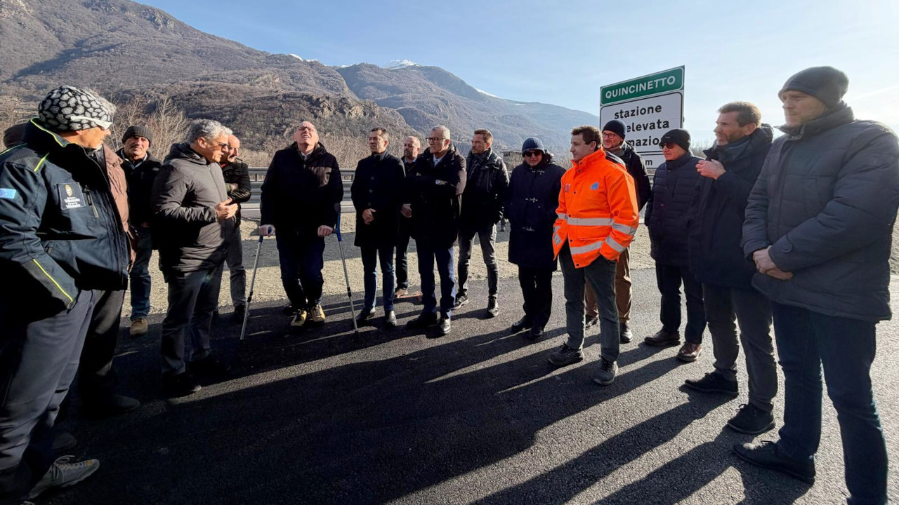 SOPRALLUOGO DI TESTOLIN E BERTSCHY A QUINCINETTO: «PRONTI A RIVEDERE LE SOGLIE DI ALLARME» 1 Il sopralluogo delle autorità valdostane e piemontesi a Quincinetto