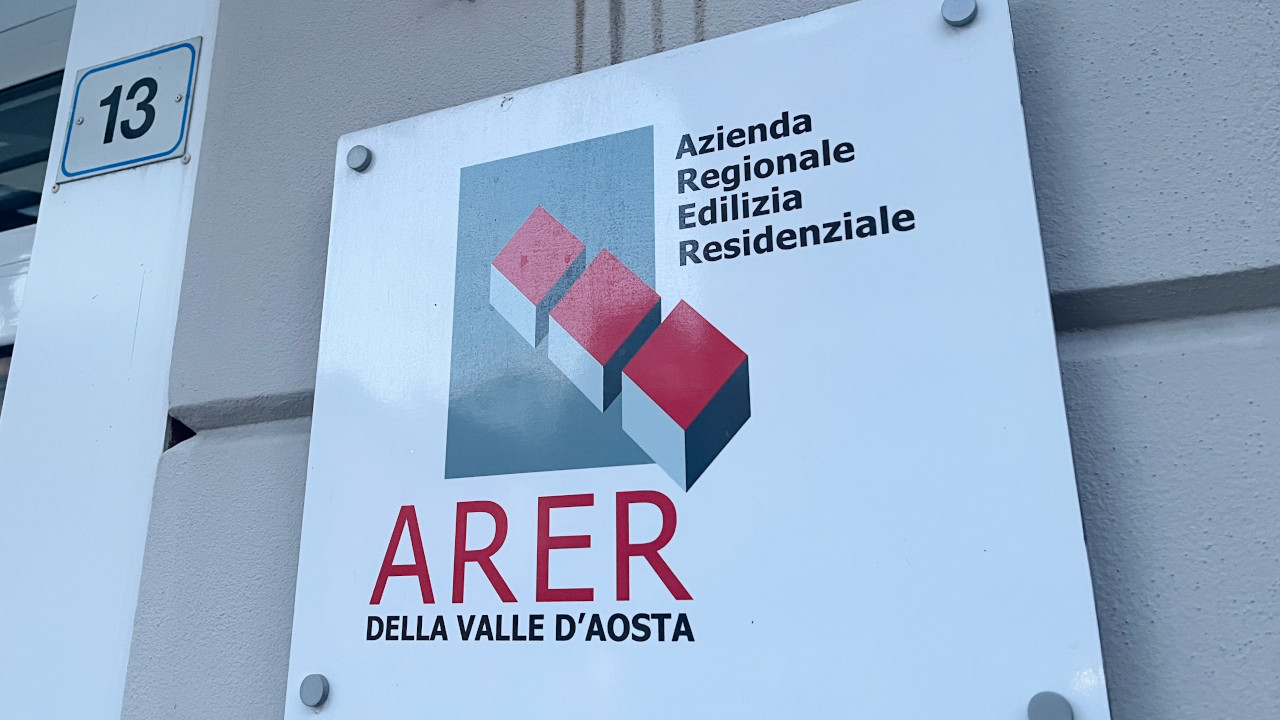 L'insegna della sede centrale di Aosta dell'Arer