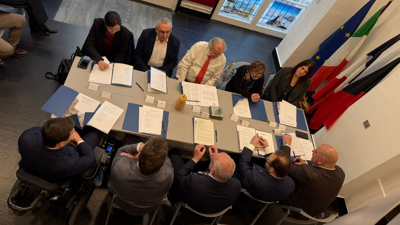 ARBRE DE NOËL A PARIGI, 101ª EDIZIONE: VALLE D’AOSTA ED EMIGRATI SI RITROVANO 1 La 'table ronde' tra i rappresentanti delle associazioni di emigrés e della Regione