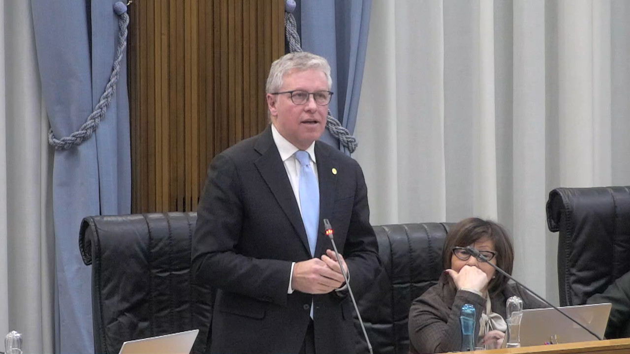 MATURITÀ 2026, LA VALLE D’AOSTA CAMBIA LA LEGGE SUL FRANCESE NELLA COMMISSIONE D'ESAME 1 Fulvio Centoz durante la discussione in Consiglio Valle sulla modifica della legge regionale 11/2018