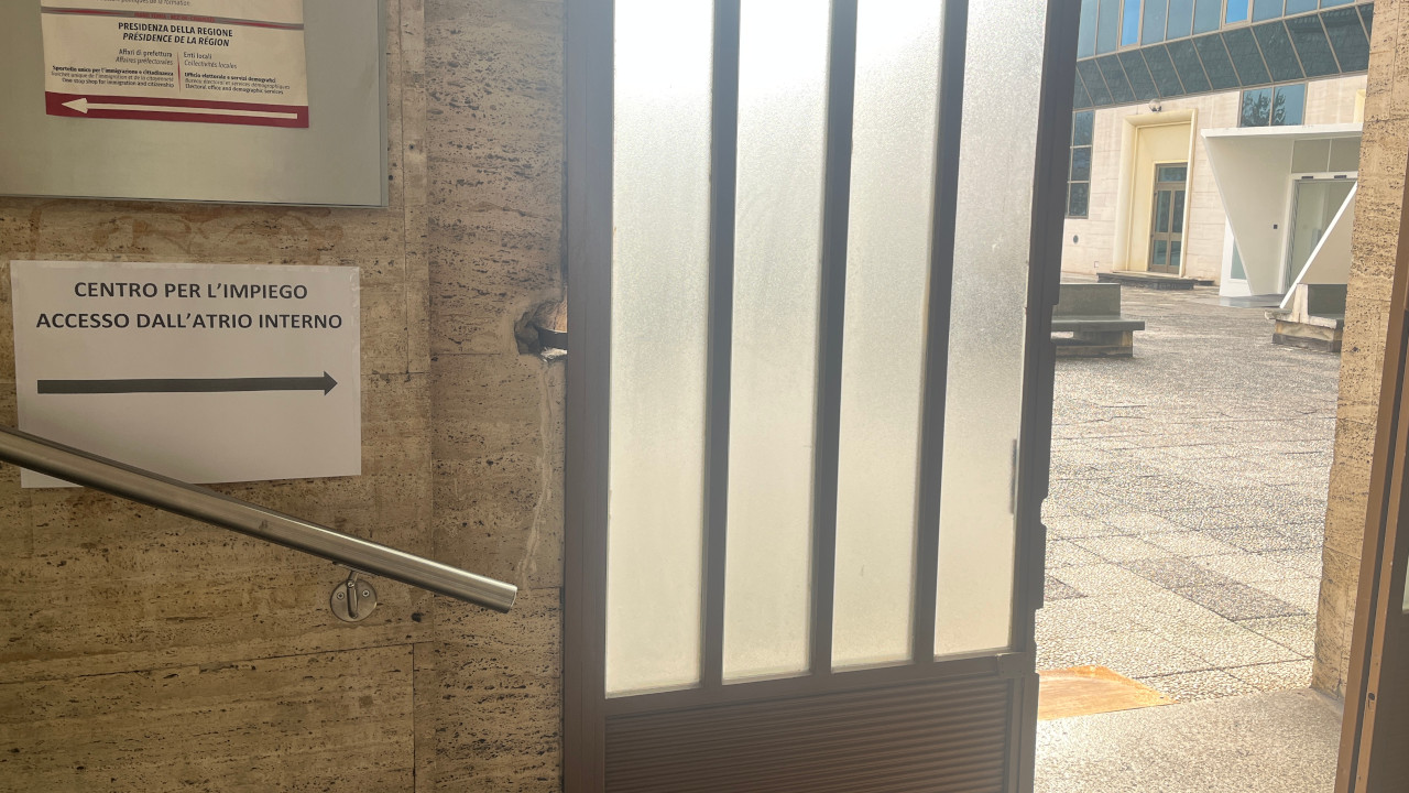 L'atrio del palazzo regionale di piazza della Repubblica con l'indicazione per il CPI