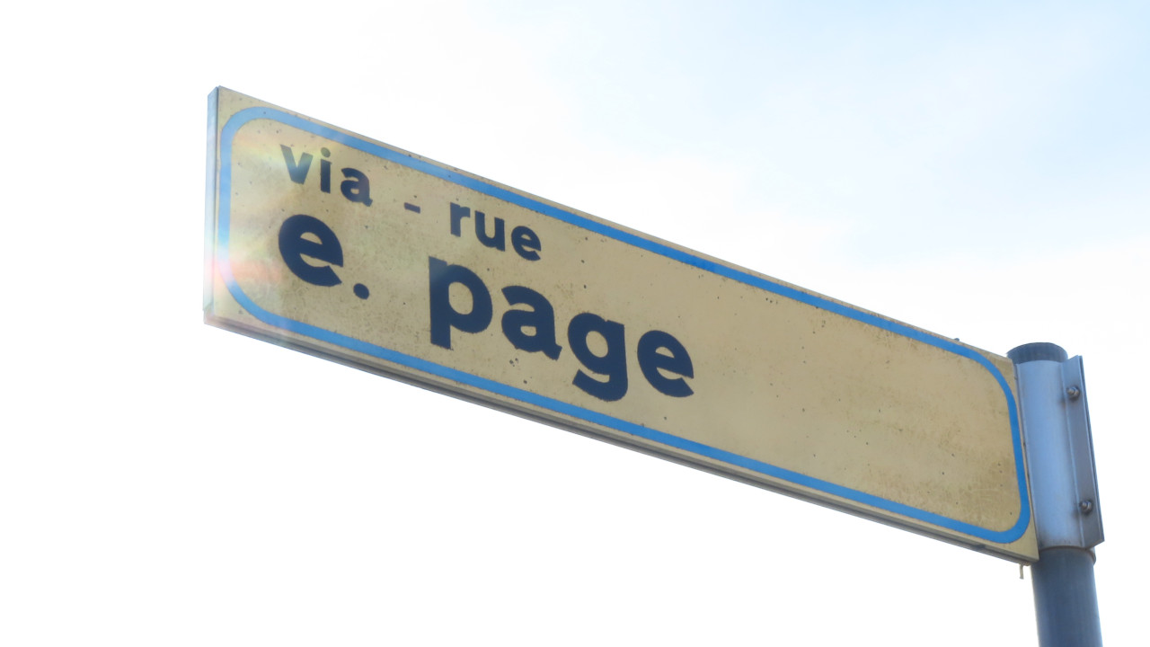 HOMEPAGE 42 Il cartello di via Ernest Page, ad Aosta