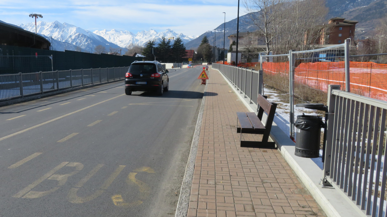 IN CONSIGLIO COMUNALE VIA ERNEST PAGE DIVENTA “PAIGE” IN AULA: PANCHINA E SCIVOLONE 2 La nuova panchina alla fermata della Navetta verde in via Page
