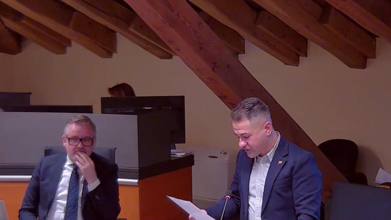 IN CONSIGLIO COMUNALE VIA ERNEST PAGE DIVENTA “PAIGE” IN AULA: PANCHINA E SCIVOLONE 1 Christian Chuc mentre legge l'interpellanza e l'assessore Luca Tonino