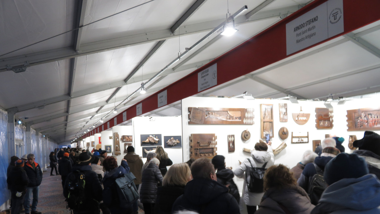 FIERA DI SANT'ORSO 2026: LA NUOVA CLASSIFICAZIONE, I NUMERI UFFICIALI E I PREMI 1 Visitatori all'Atelier des metiérs della 1026ª Fiera di Sant'Orso