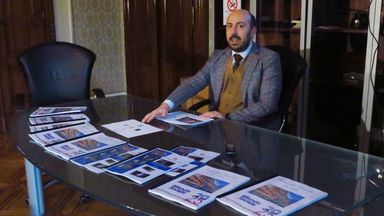 HOMEPAGE 36 Manlio D'Ambrosi con le copie del bilancio sociale 2025