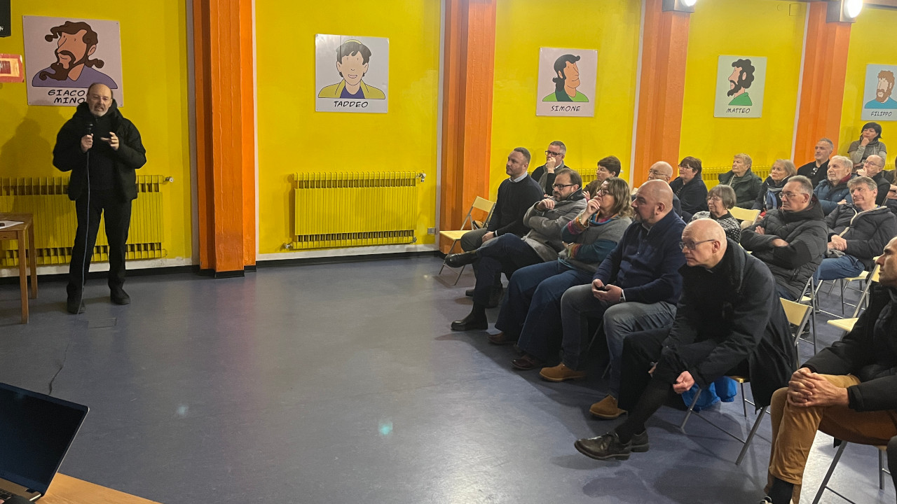 L'architetto Roberto Rosset mentre spiega il progetto di ristrutturazione dell'oratorio