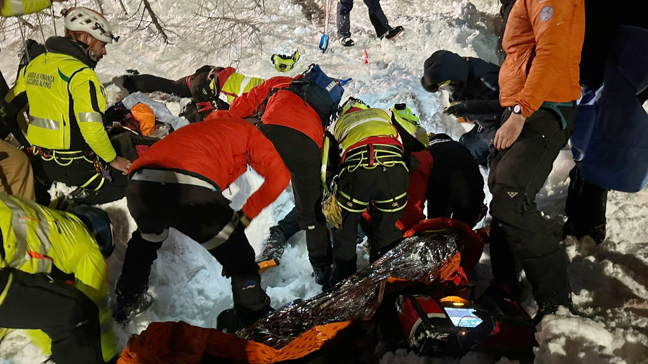 I soccorritori all'opera nel momento di ritrovamento dell'escursionista sotto la neve