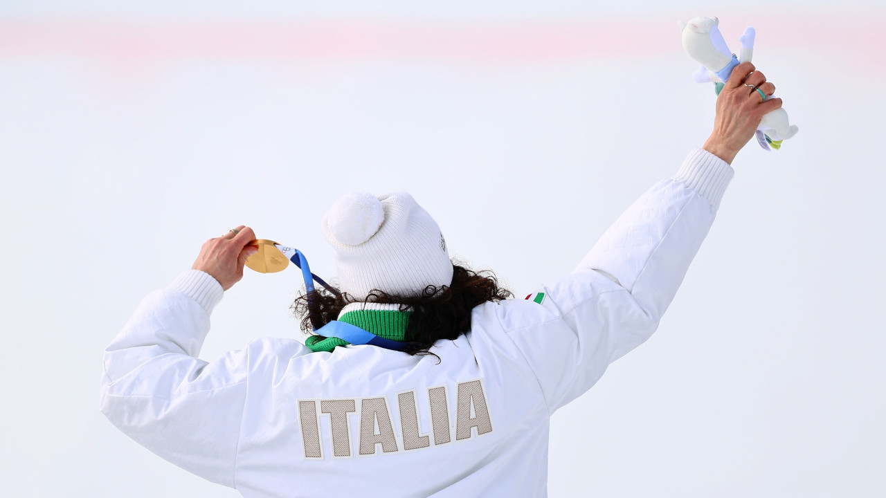 FEDERICA BRIGNONE, ORO OLIMPICO IN SUPER‑G A CORTINA DIECI MESI DOPO L’INFORTUNIO 3 Federica Brignone sul gradino più alto del podio del super-G olimpico