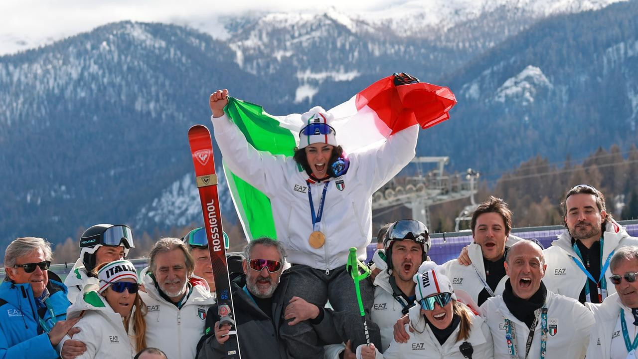 Federica Brignone festeggiata dal suo staff