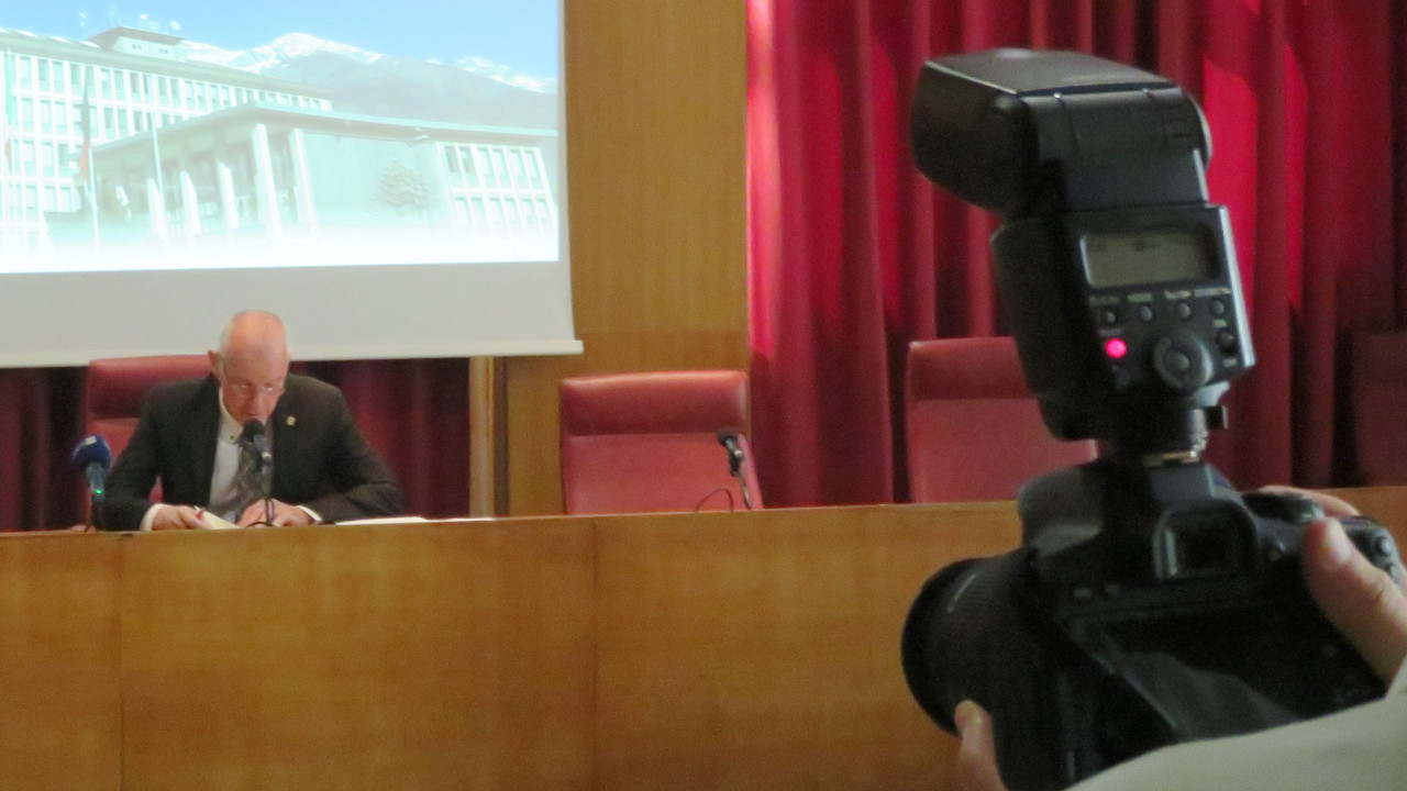 UFFICI STAMPA PUBBLICI, TRA ORGANICI SCOPERTI E SERVIZIO ESTERNALIZZATO AD AOSTA 1 Il presidente della Regione, Renzo Testolin, fotografato durante una conferenza stampa