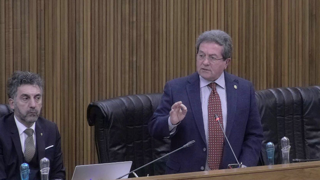 Mauro Baccega durante il suo intervento in Consiglio Valle, sceso dai banchi della Giunta