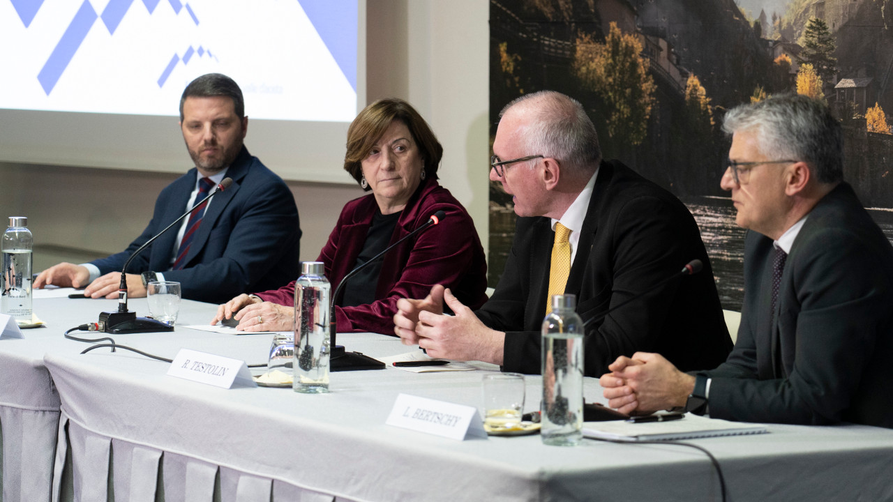 Luigi Bertschy, Renzo Testolin e Anna Maria Poggi alla presentazione del Centro unificato per la ricerca