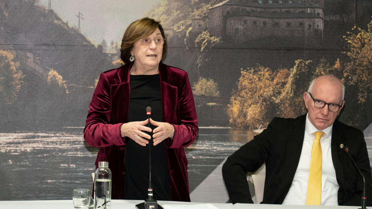 CENTRO UNIFICATO PER LA RICERCA, LA REGIONE SIGLA L’INTESA CON FONDAZIONE CRT 1 Anna Maria Poggi, presidente della Fondazione CRT e Renzo Testolin, presidente della Regione