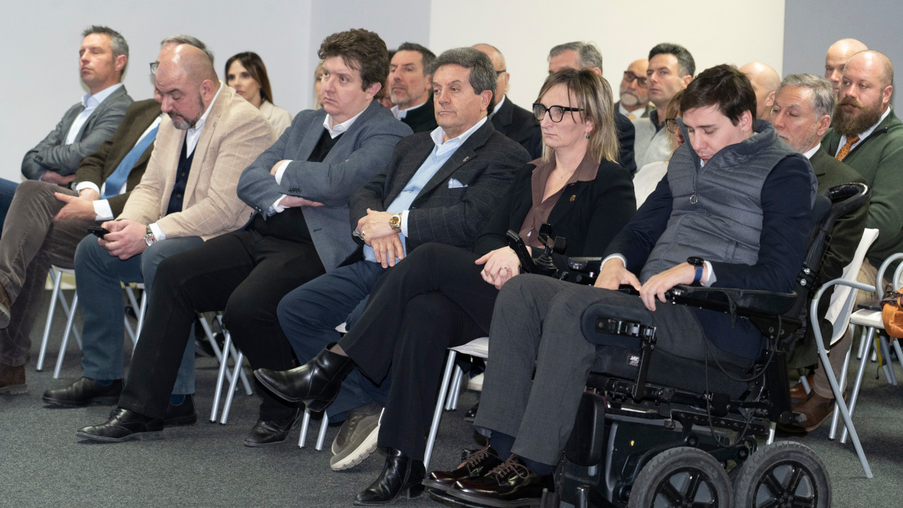 CENTRO UNIFICATO PER LA RICERCA, LA REGIONE SIGLA L’INTESA CON FONDAZIONE CRT 2 Amministratori e rappresentanti di Enti pubblici alla presentazione dell'accordo tra Regione e Fondazione CRT