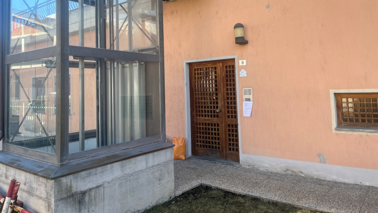 La porta al numero 8 di via Kaloack ad Aosta