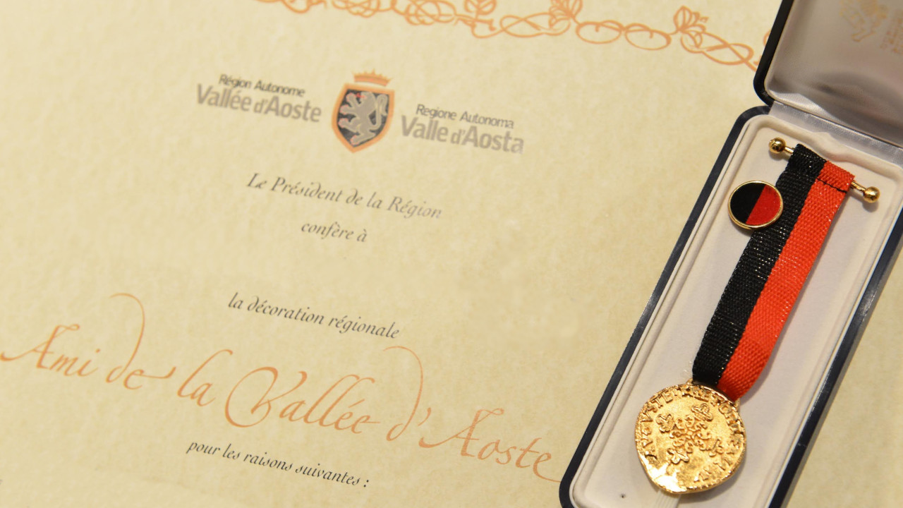 La pergamena e la medaglia di 'Ami de la Vallée d'Aoste'