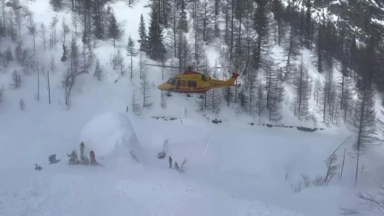 L'elicottero del Soccorso alpino valdostano sul luogo della valanga in Val Veny